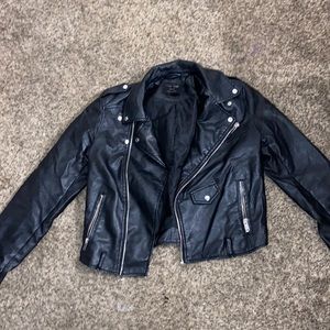 i’m selling a leather jacket that i don’t wear, it’s a size medium and black